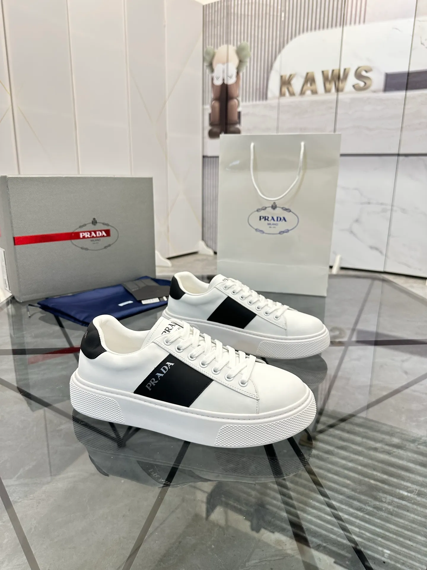 Men's shoes for sale💰: 💰P500¥ High-end top quality Product trademark: Prada * "Prada*" low-top casual shoes Regular size: 35-45 (can be customized to 46) Couple style Product materials: imported first-layer cowhide leather upper, water-dyed sheep lining, original outsole. No.: H201